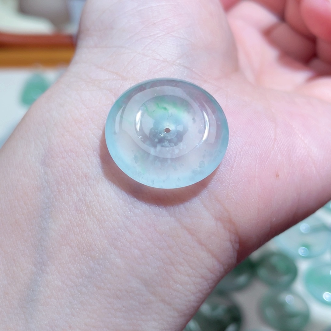 翡翠颈饰未镶嵌平安扣