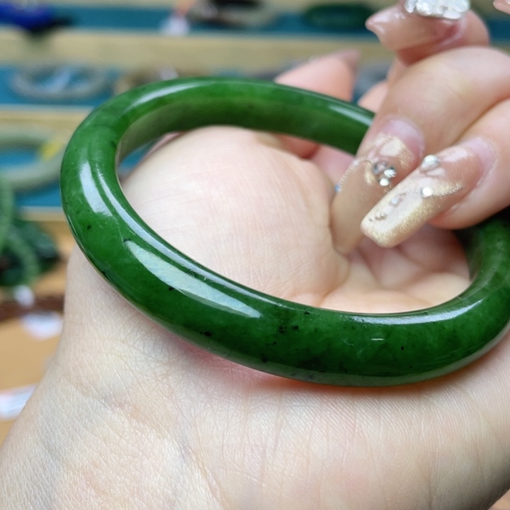 和田玉手镯59圈口。编号45未镶嵌