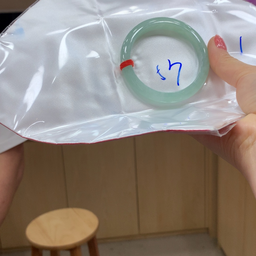 翡翠手镯未镶嵌不退不换