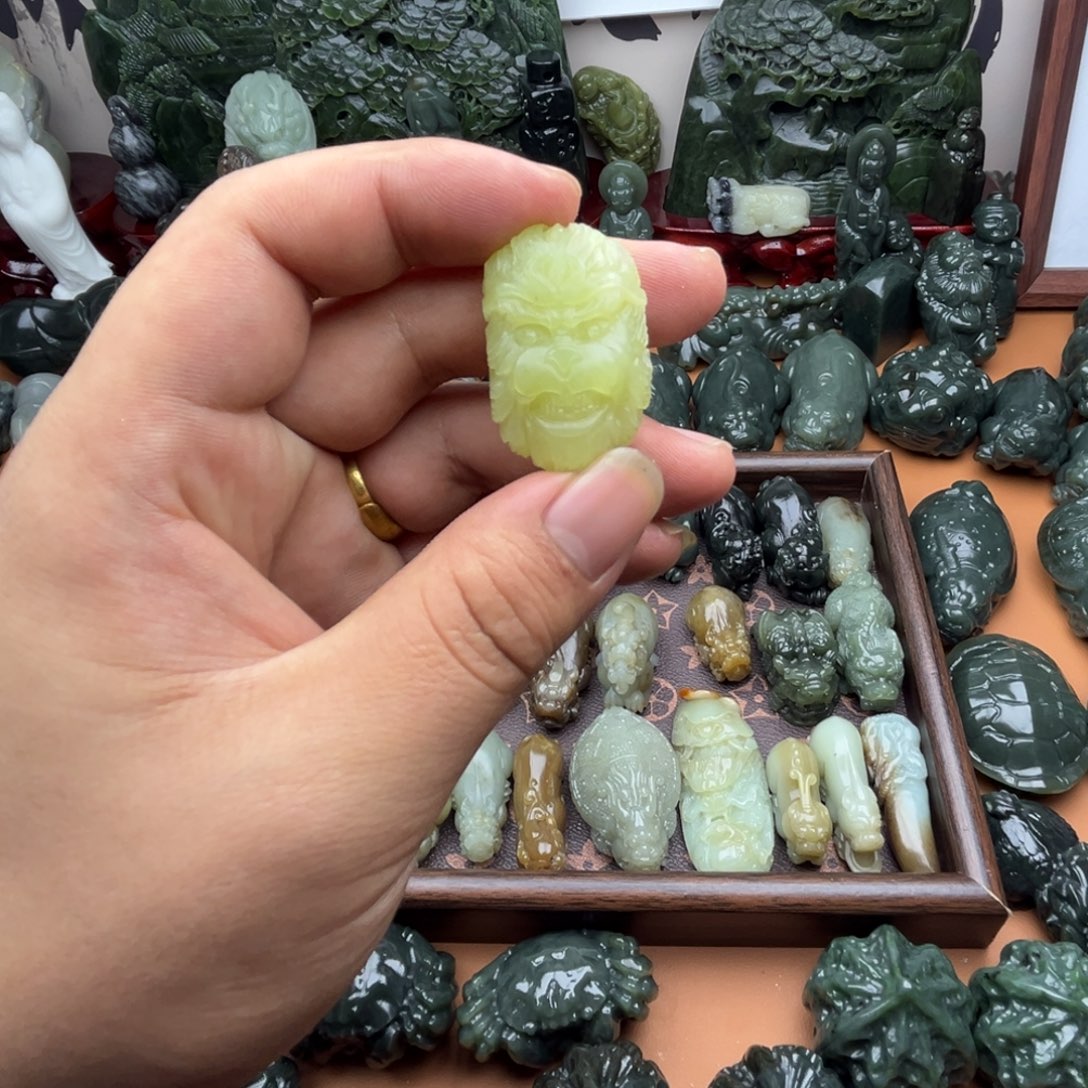 和田玉未镶嵌把件