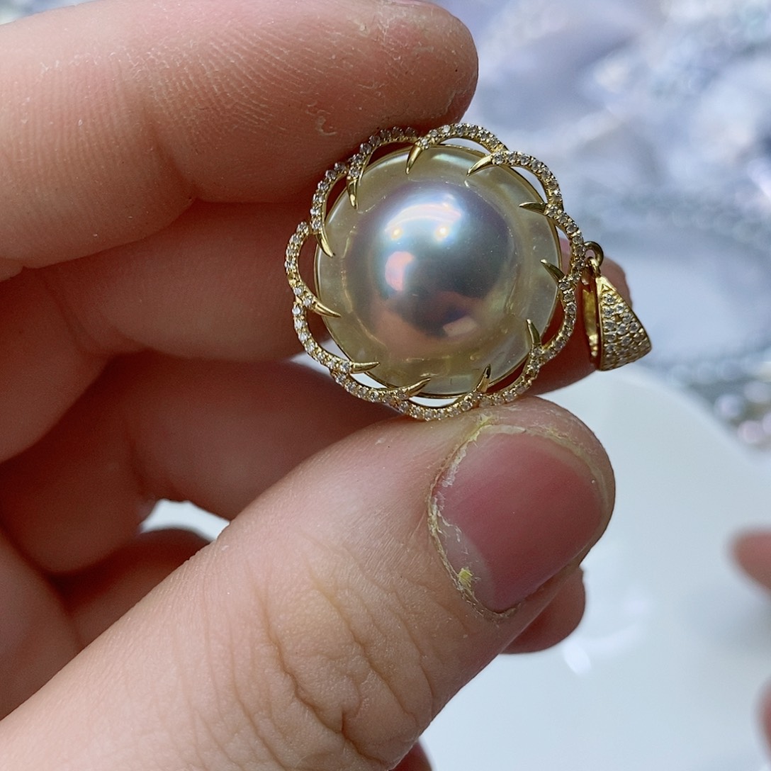 拼合珍珠（马贝珠）颈饰18K金镶嵌