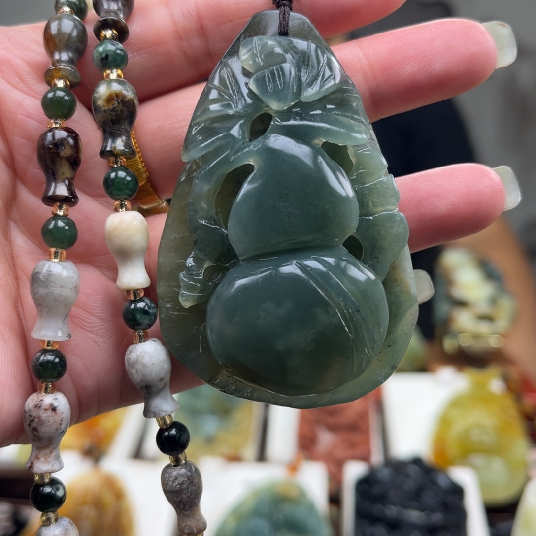 岫玉未镶嵌颈饰挂件