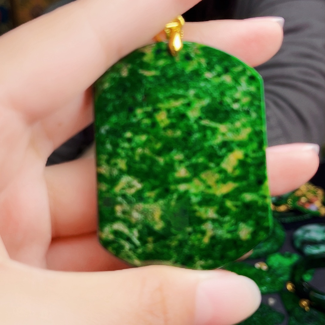 颈饰未镶嵌翡翠多样性