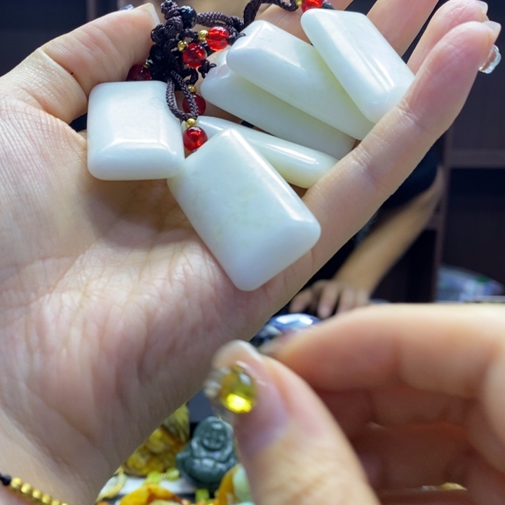 蛇纹石玉未镶嵌颈饰多样性发其一