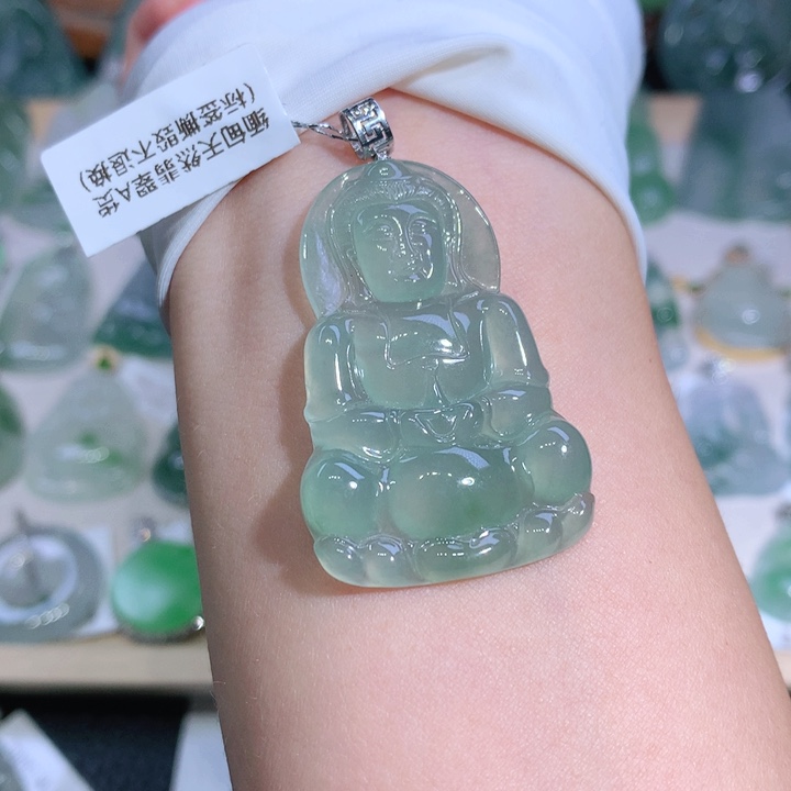 翡翠18K金镶嵌颈饰观音
