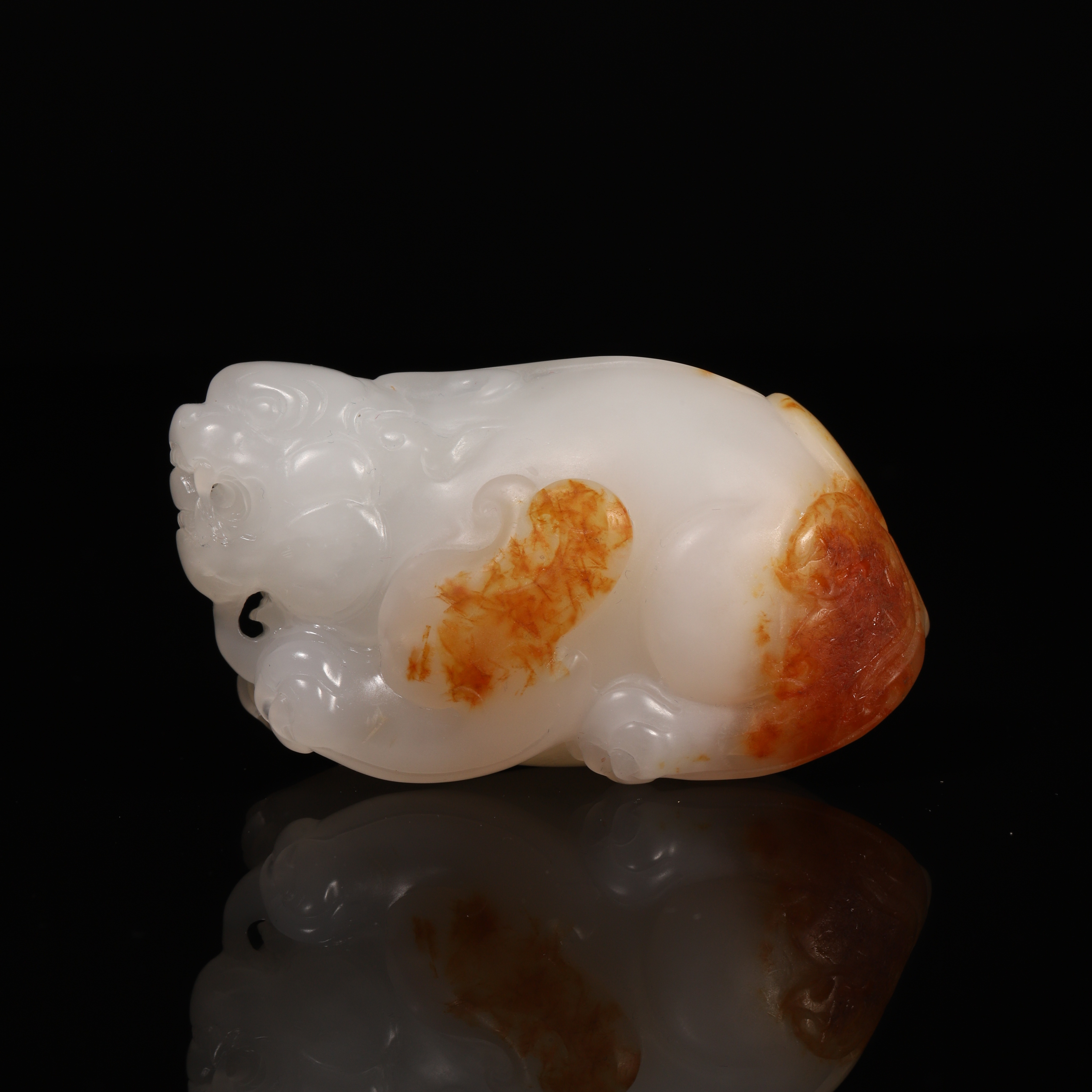 Lot01 创汇时期 和田白玉巧雕貔貅手把件