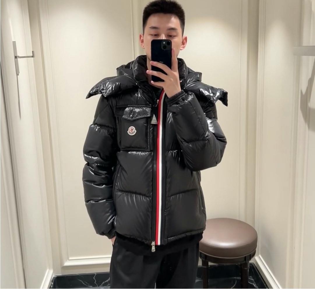 全新未使用 MONCLER M 秋冬Montbeliard胸口彩条羽绒服1A51X00