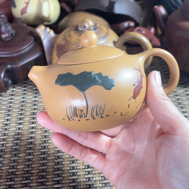 紫砂茶壶原矿泥料手工制作的紫砂壶。