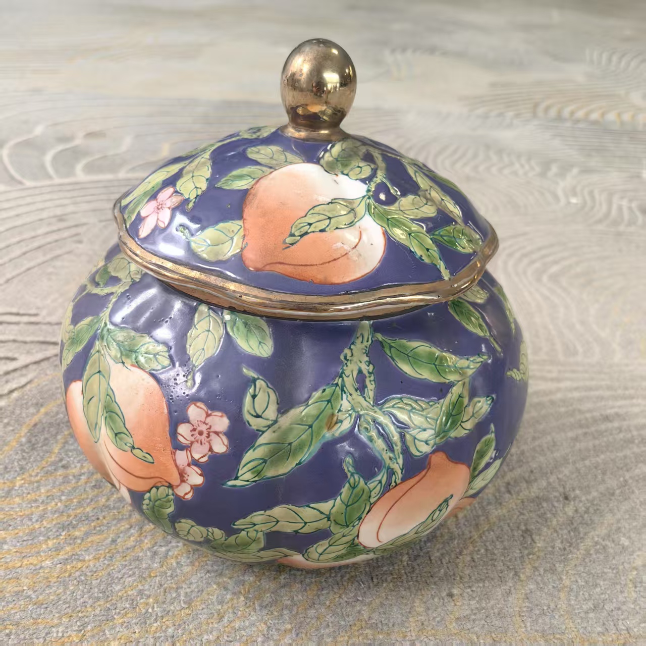 A28珐琅彩寿桃纹南瓜罐