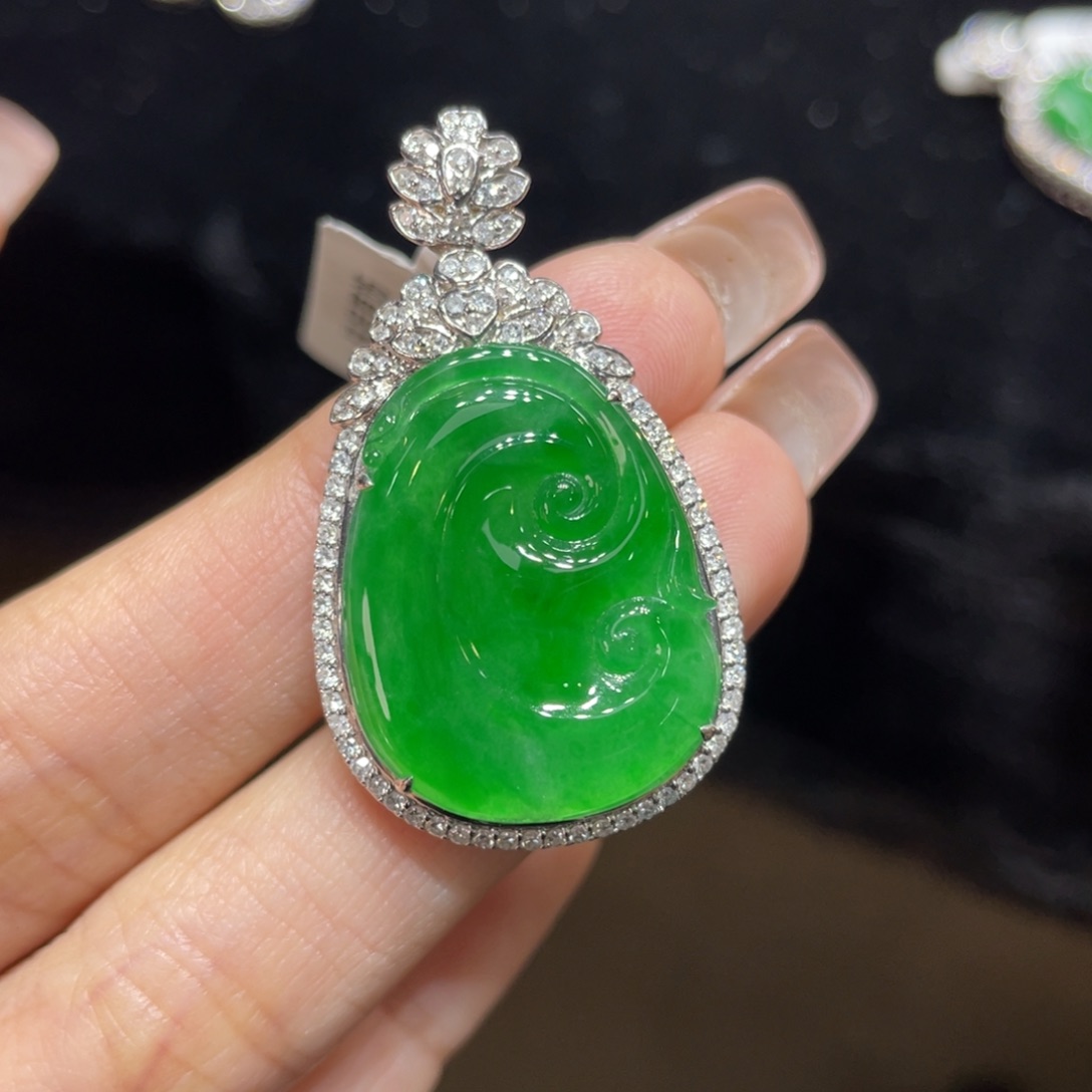 翡翠颈饰18K金镶嵌天然缅甸翡翠