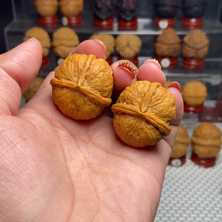 文玩核桃把件聚宝瓶三棱9