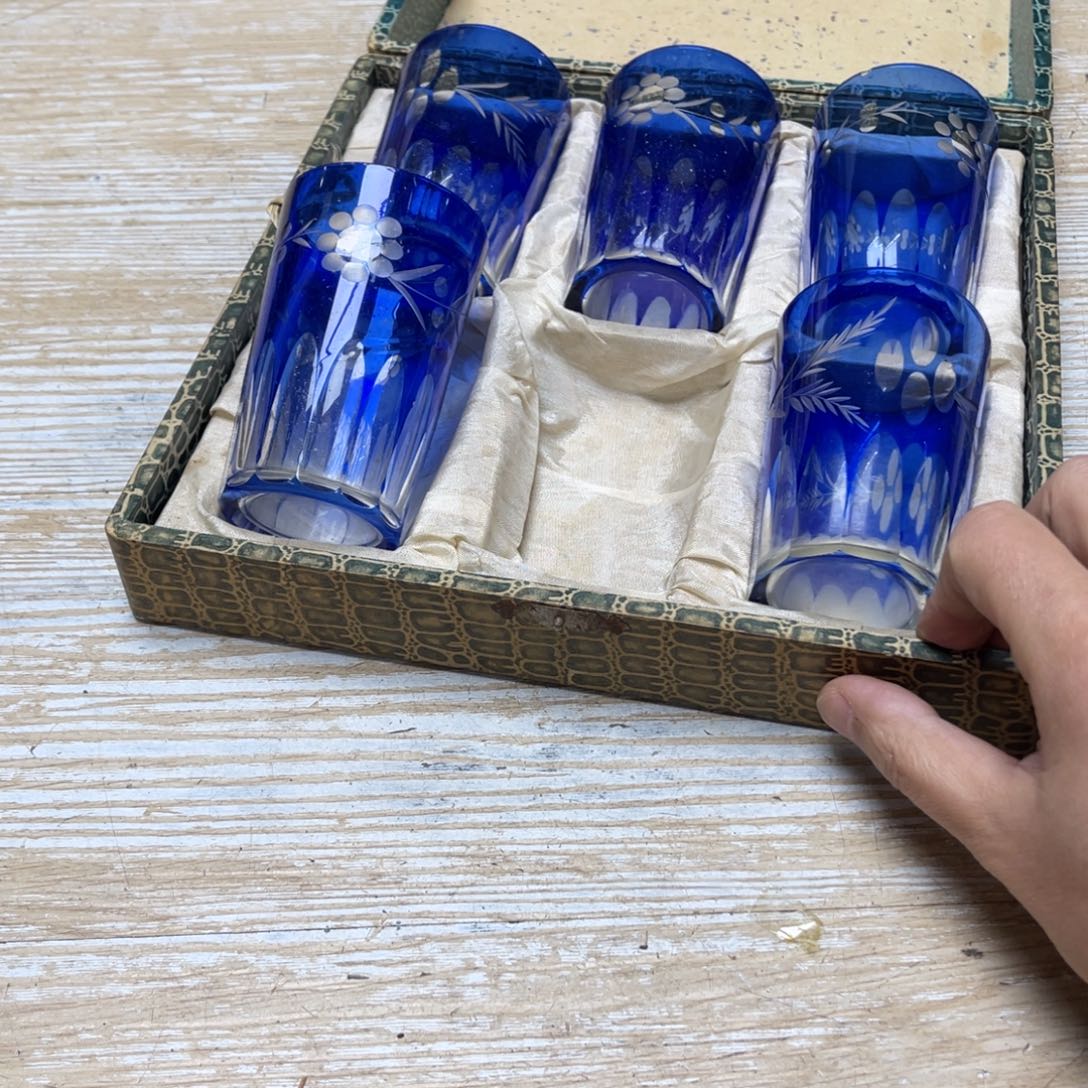 瓷片吃*密密麻麻地排列着一个