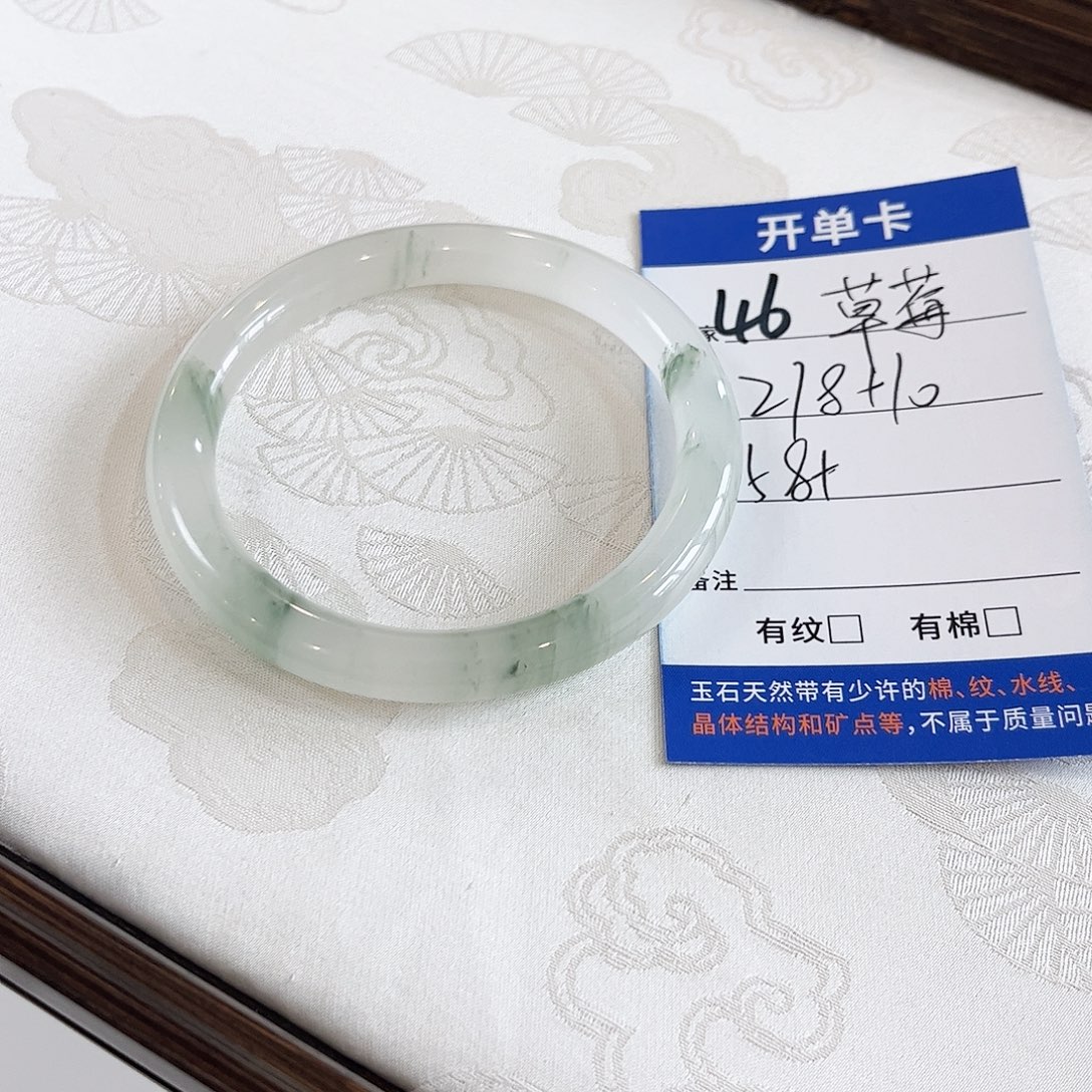 草***糕石英质玉未镶嵌手镯