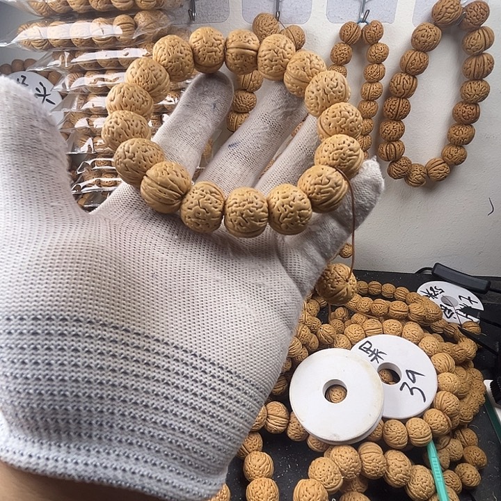 T***a吊坠桃核桃核的大小取决一根手指