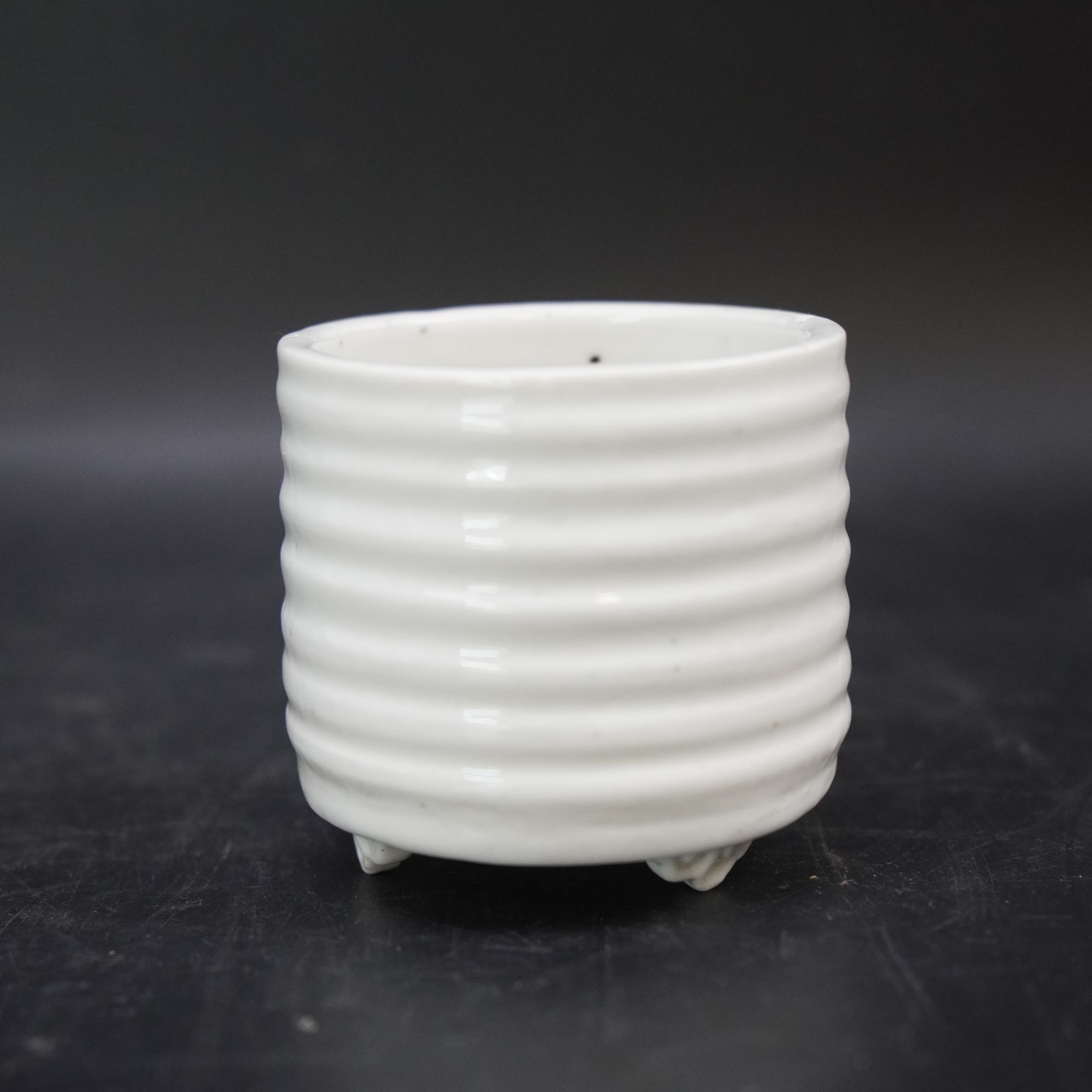 Lot.25100920明晚期甜白釉弦线纹三足香炉 高：约8cm