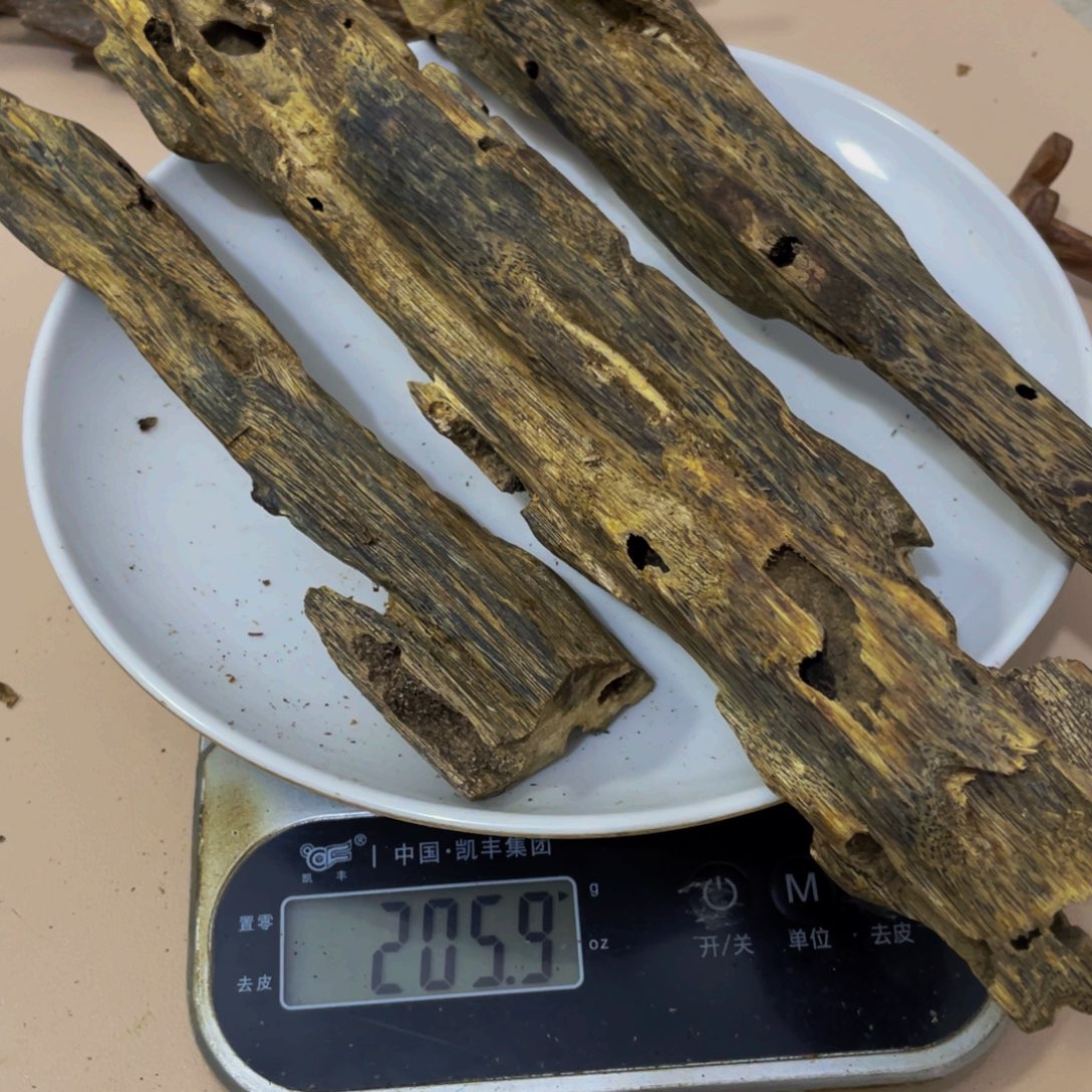 沉香木摆件牧*牧汝湖虫漏205克