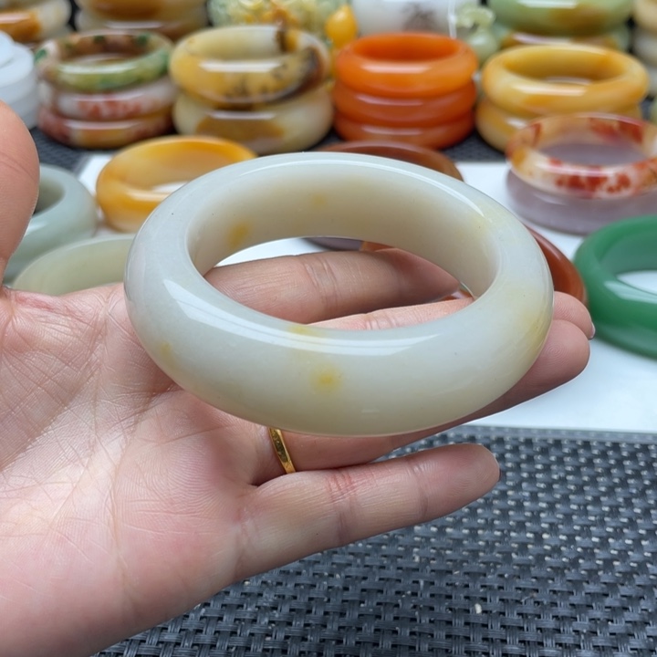 石英质玉手镯未镶嵌