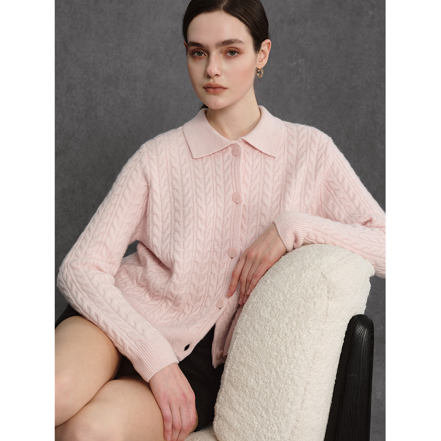 小岛微风 “MIU系女孩 ”显白粉色 羊绒绞花翻领针织开衫M54KS0318