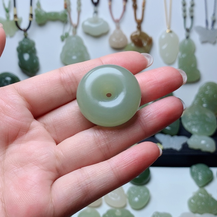 和田玉吊坠未镶嵌郧****）