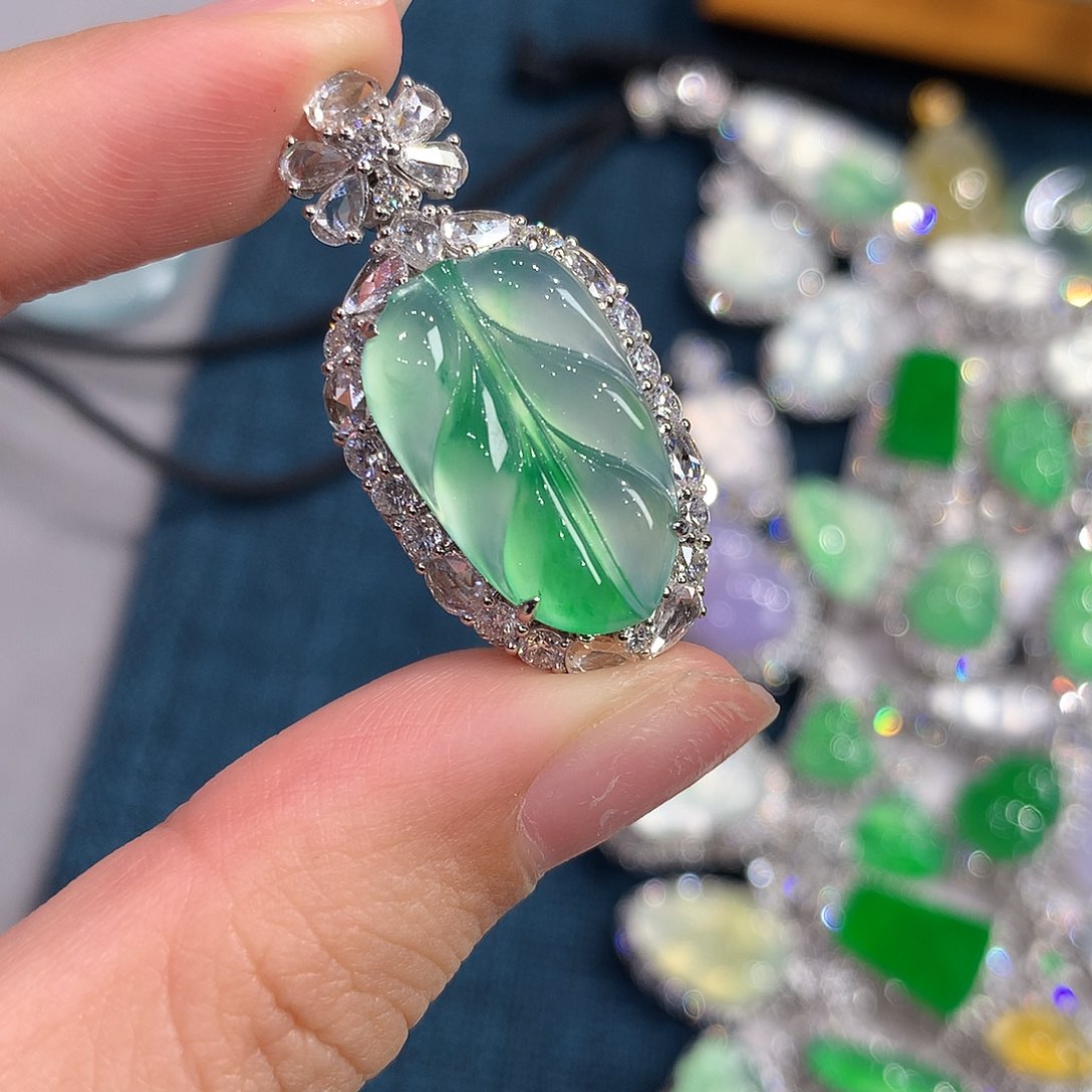 翡翠颈饰18K金镶嵌叶子