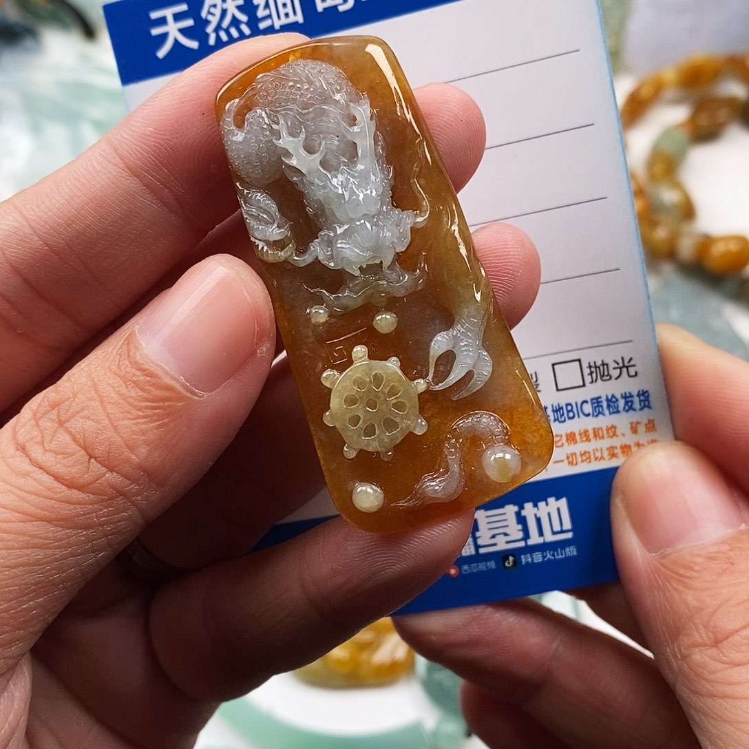 翡翠未镶嵌颈饰龙
