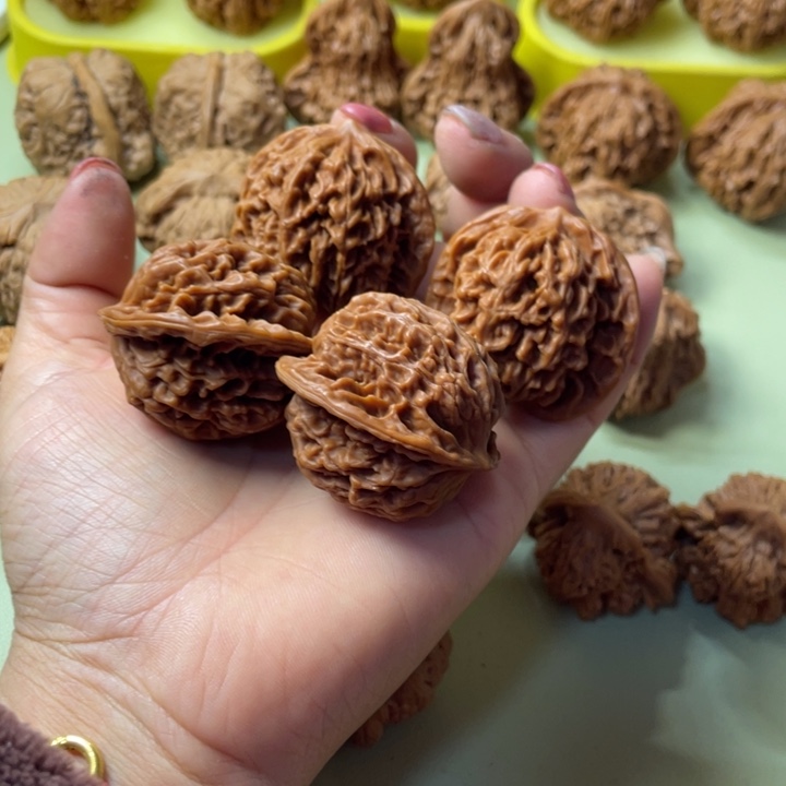 温***Z手把件原树核桃盘龙纹