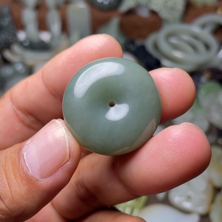 和田玉未镶嵌颈饰绿*