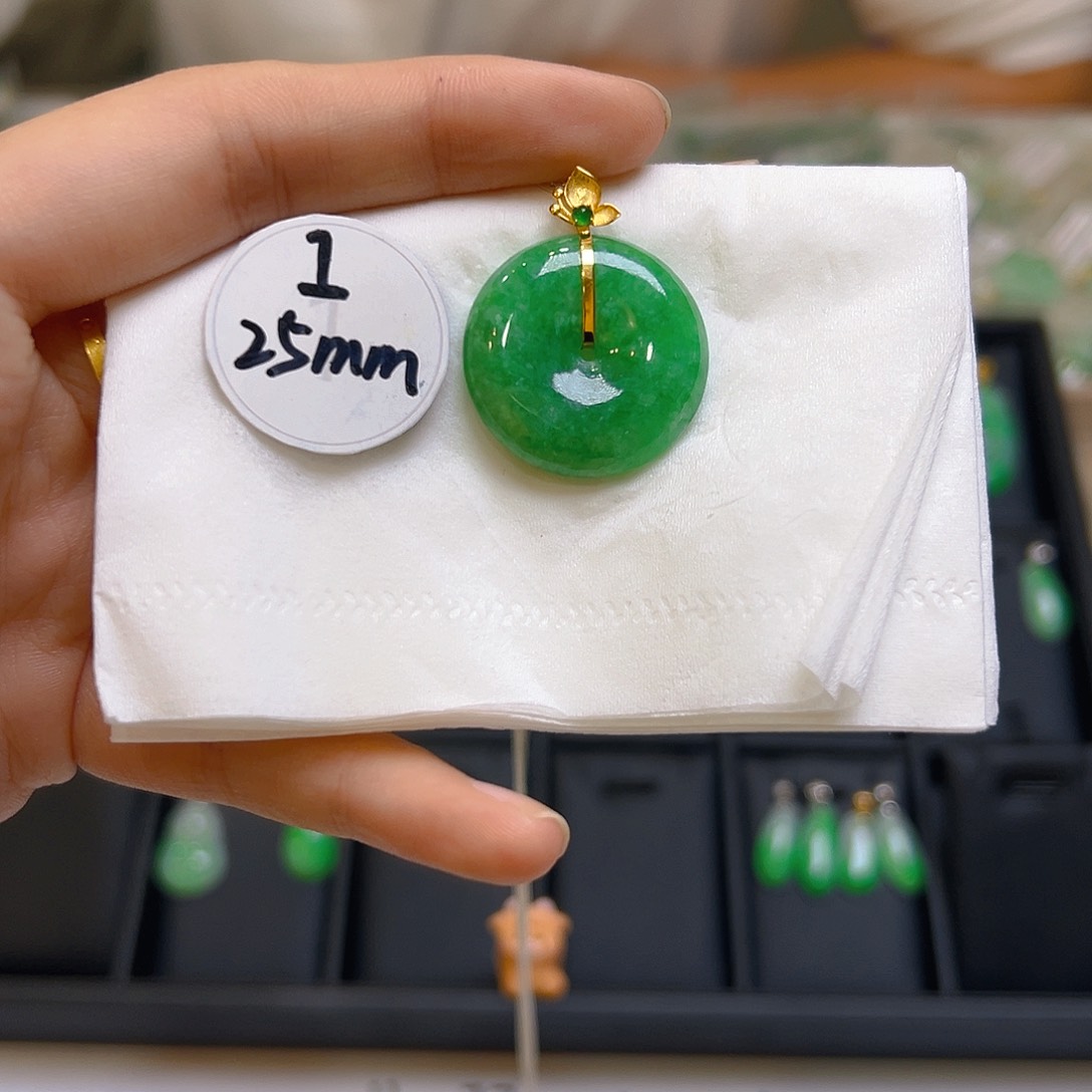 翡翠吊坠(不含链)18K金镶嵌翡翠