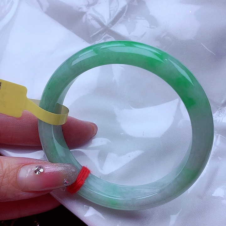 翡翠手镯未镶嵌翡翠