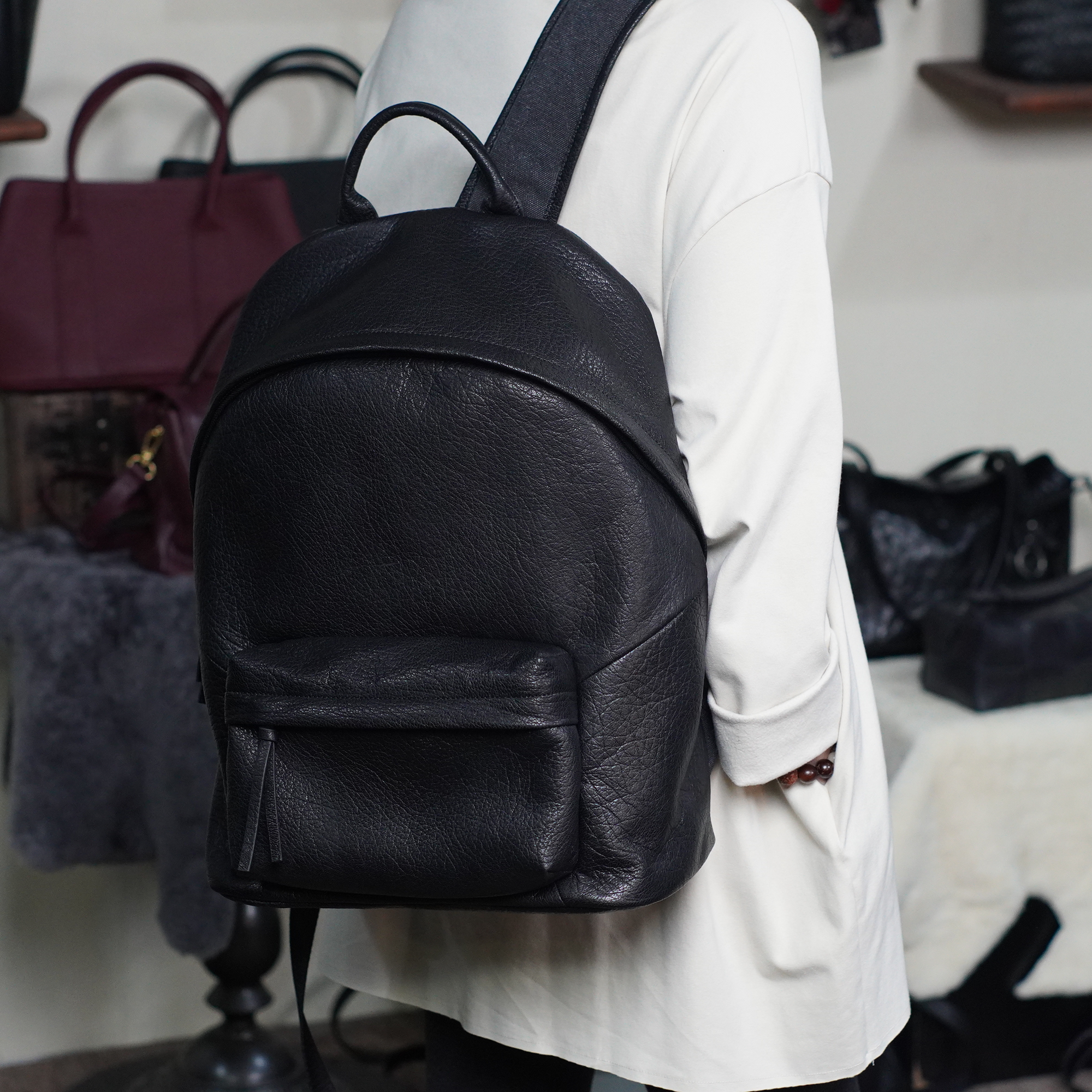 [冰语]秋冬百搭新款简约纯色大容量户外旅行黑色双肩包-251212