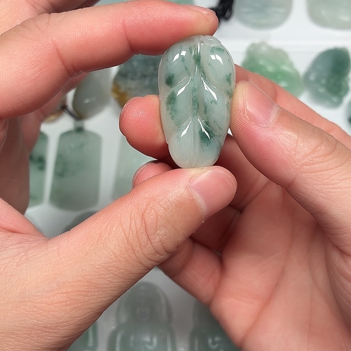 翡翠未镶嵌颈饰叶子