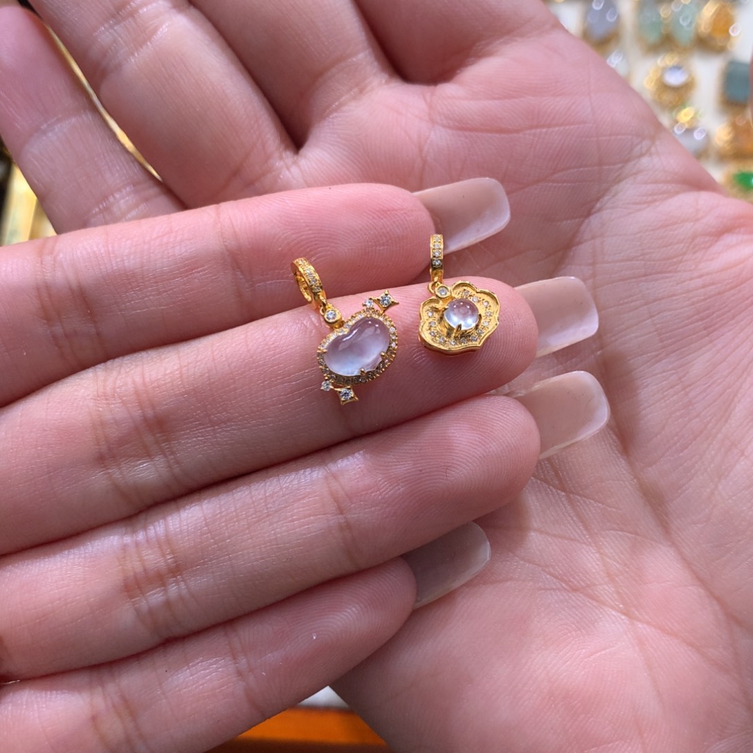 *****翡翠18K金镶嵌颈饰翡翠