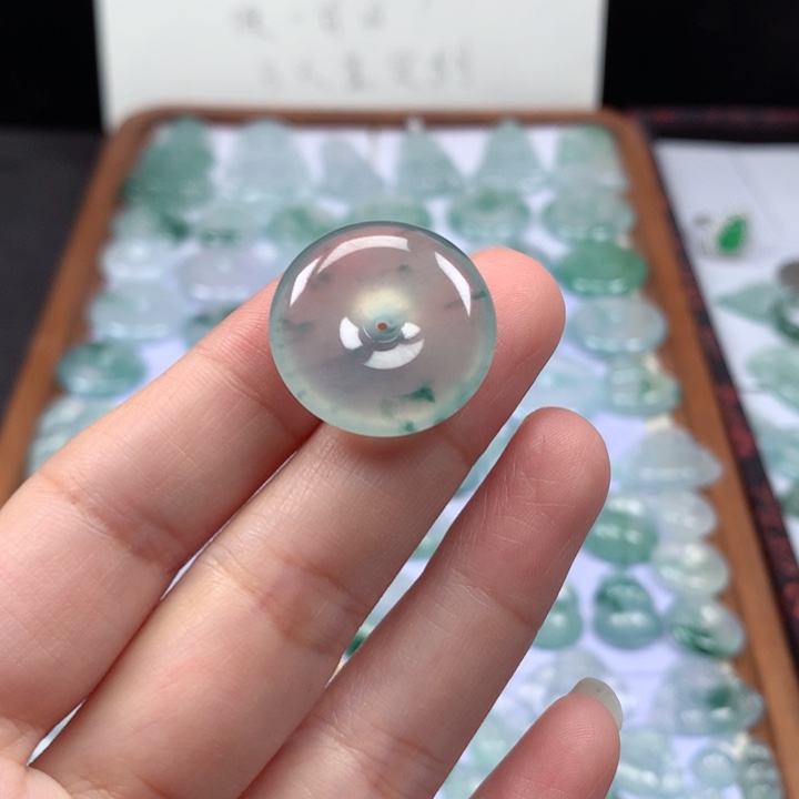 颈饰未镶嵌翡翠冰种飘花肥扣子