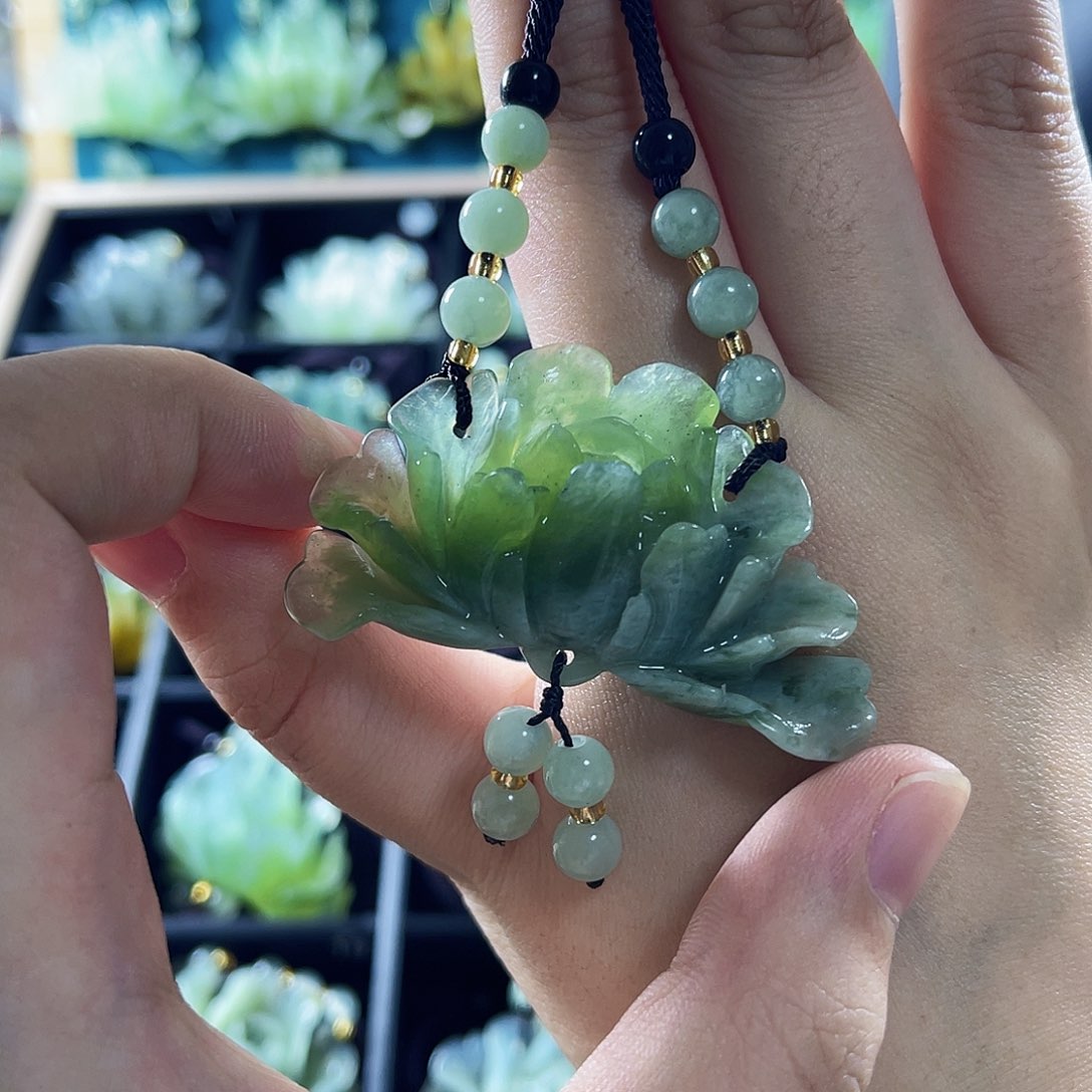 蛇纹石玉颈饰合金