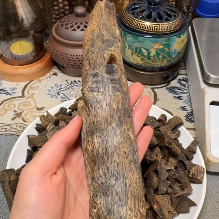 沉香沉香碎屑棋楠老乌身原叶虫漏树心油块料80克