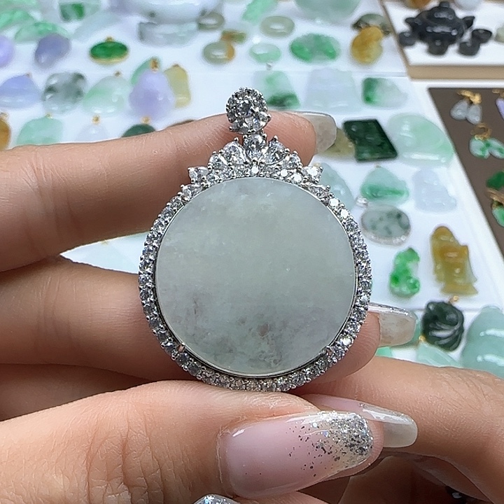 翡翠颈饰未镶嵌无事牌