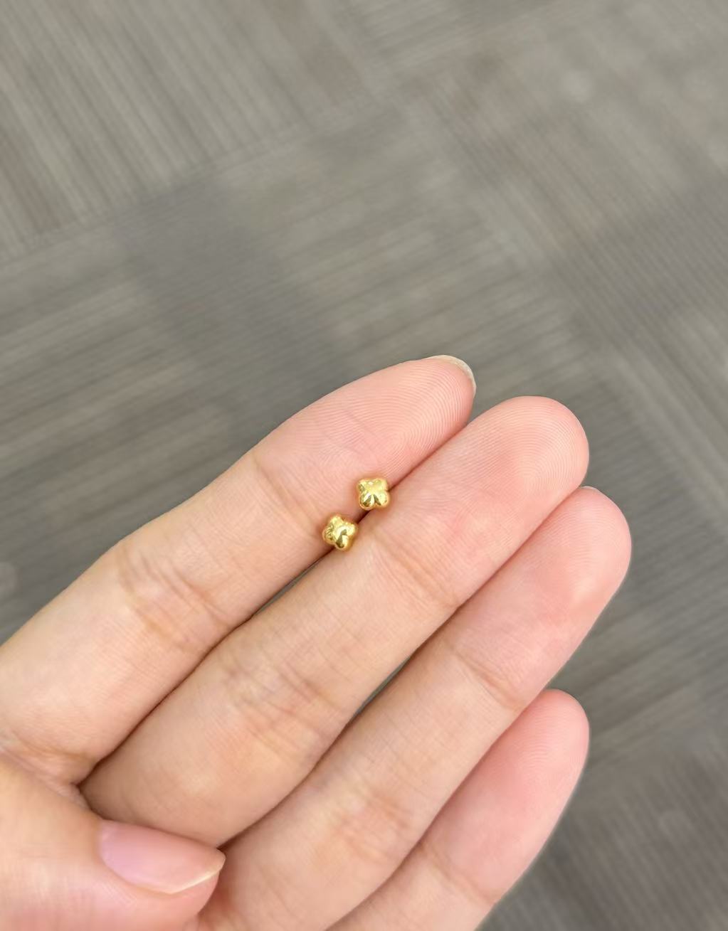 足金999 迷你饱满小四花弯钩耳钉