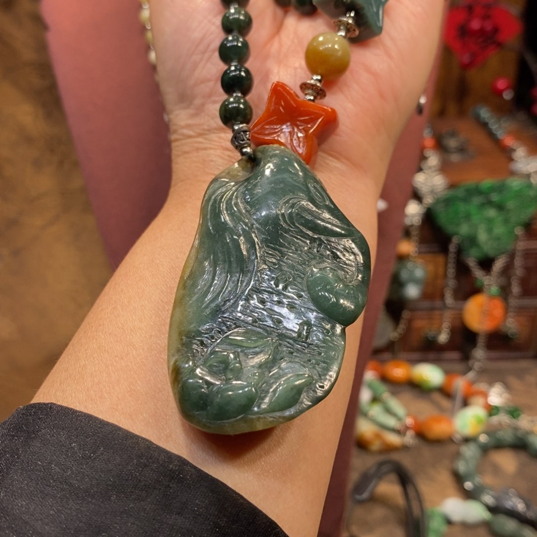 翡翠吊坠(赠链)未镶嵌