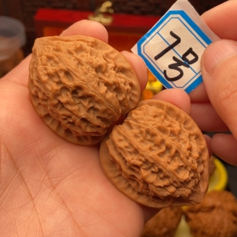 文玩核桃吊坠金牛38