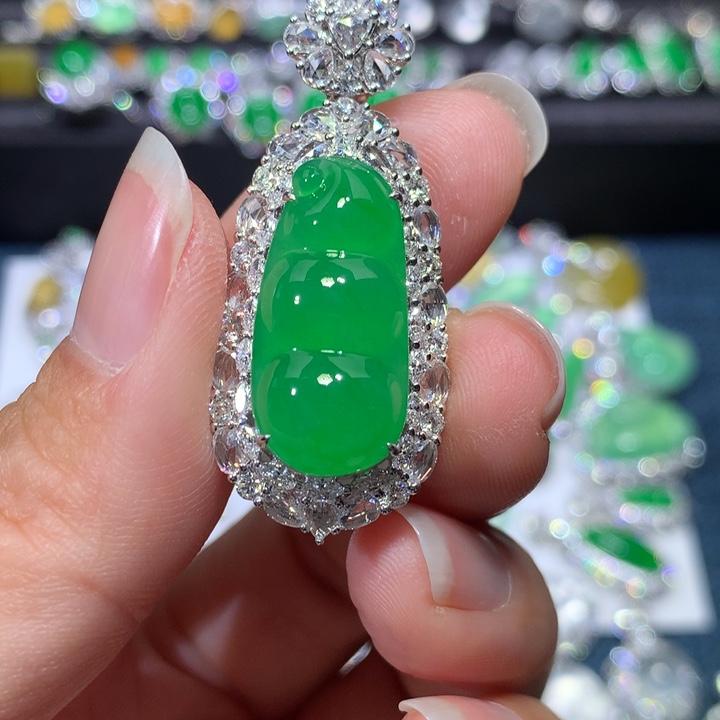 翡翠颈饰18K金镶嵌冰绿福豆