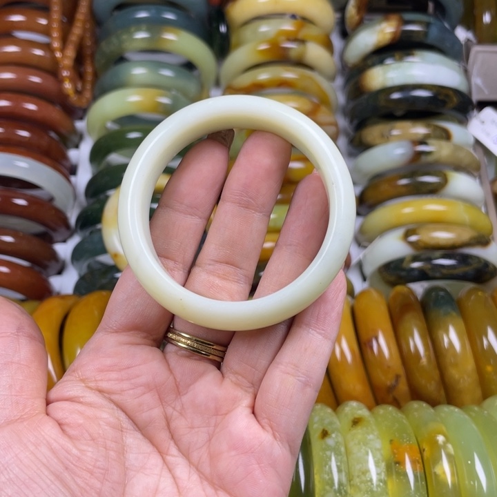 蛇纹石玉手镯未镶嵌幸****?