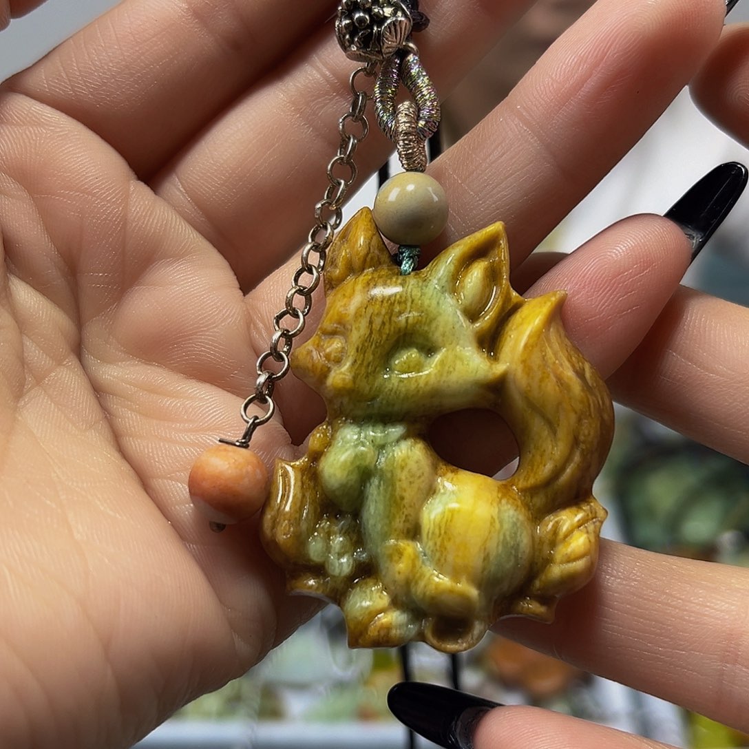 蛇纹石玉未镶嵌颈饰