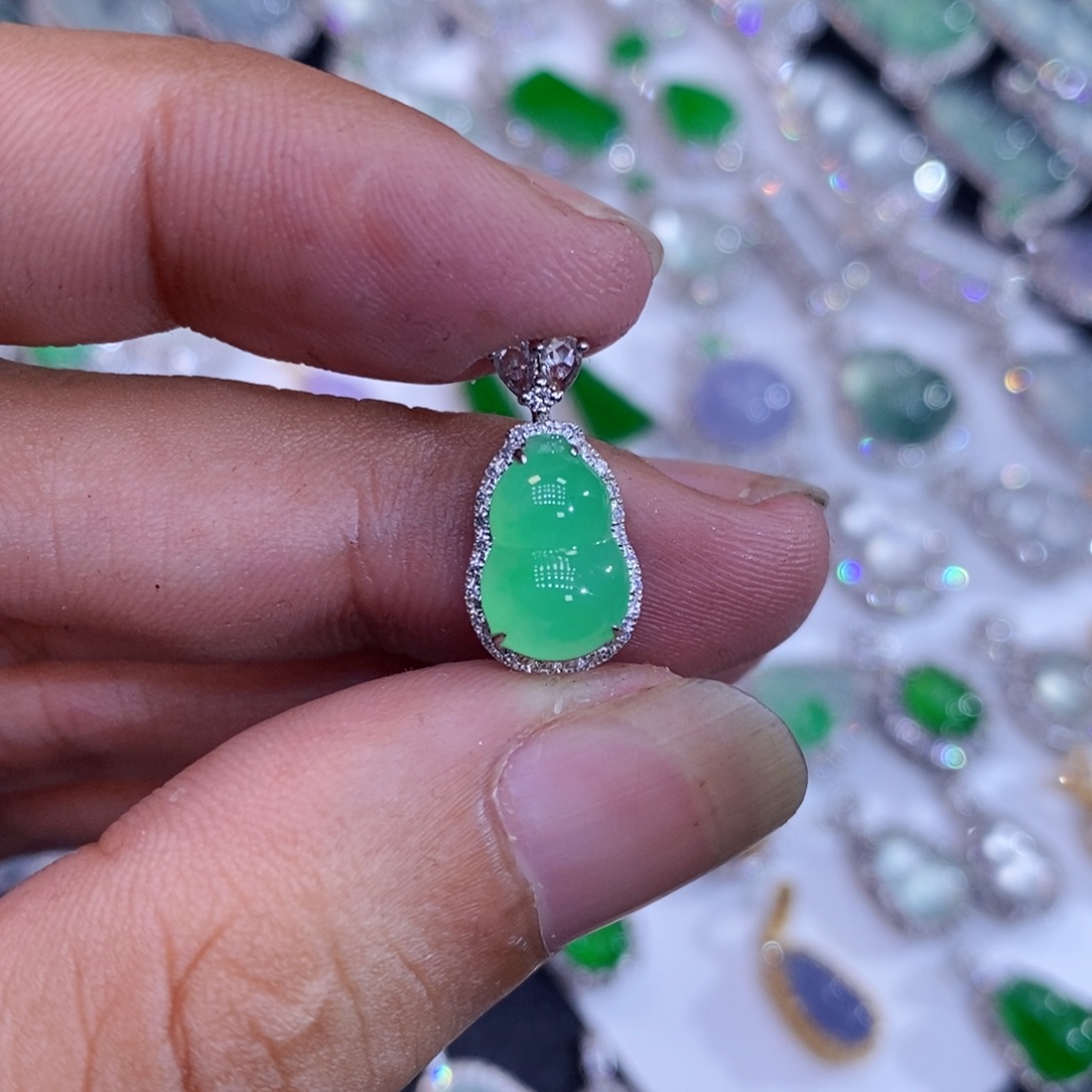 翡翠18K金镶嵌颈饰