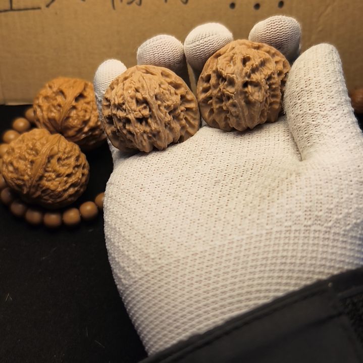 文玩核桃吊坠白狮子