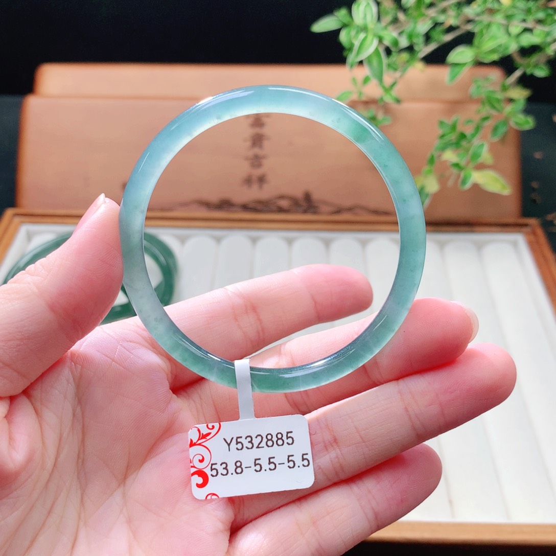 未镶嵌手镯（圆镯）翡翠