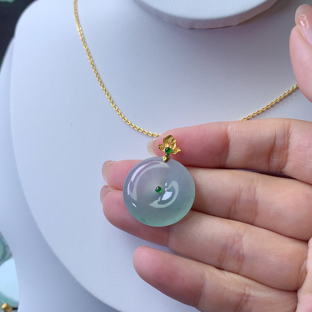 【闪购商品】吊坠(赠链)18K金镶嵌翡翠s****?