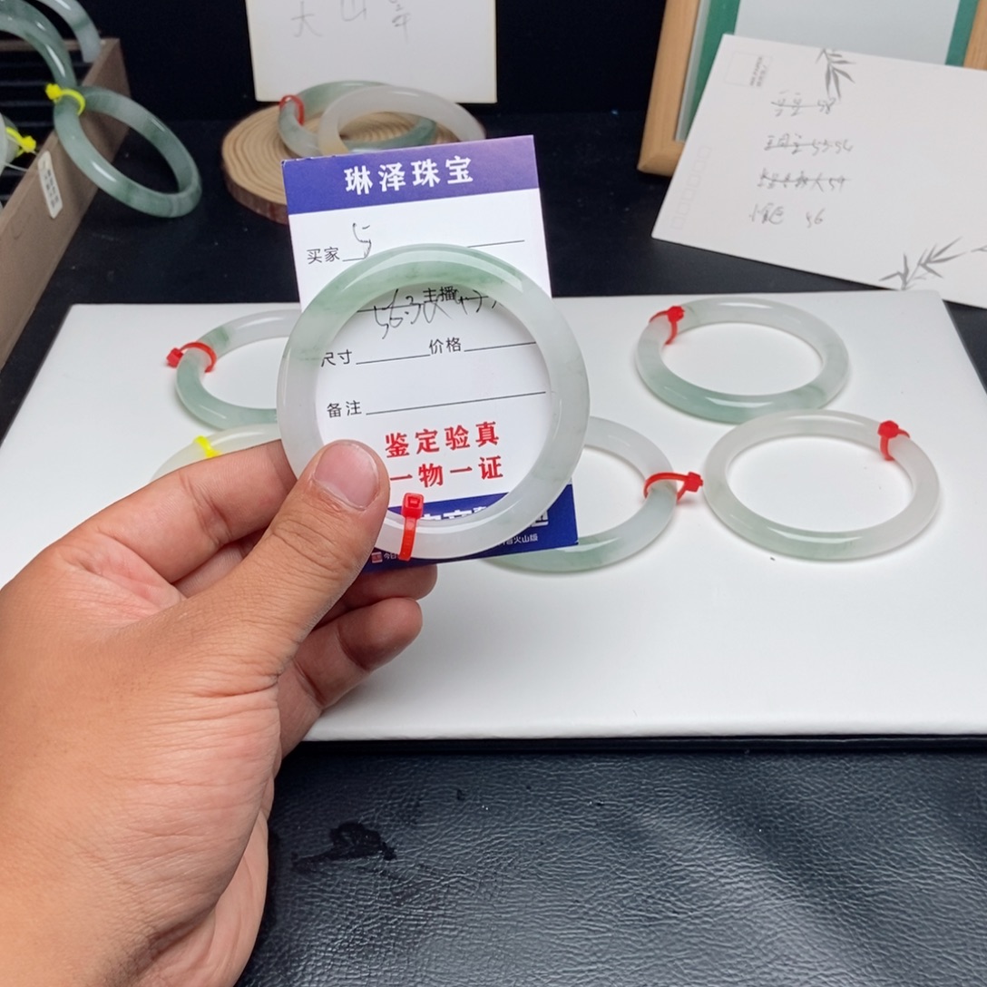 小***巴石英质玉手镯未镶嵌5