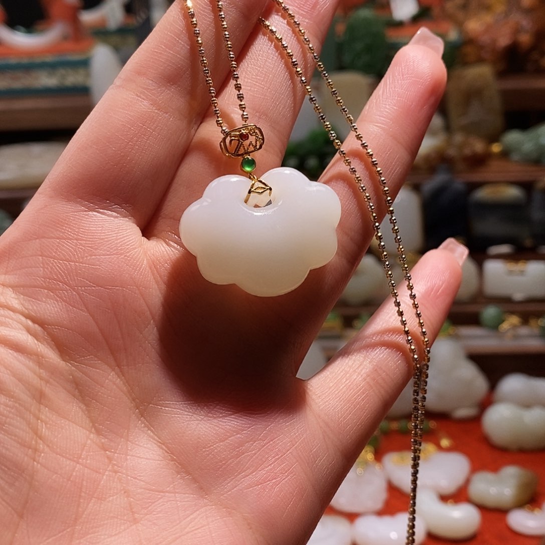 和田玉吊坠(不含链)18K金镶嵌