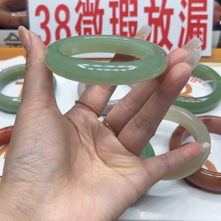 未镶嵌手镯石英质玉群*