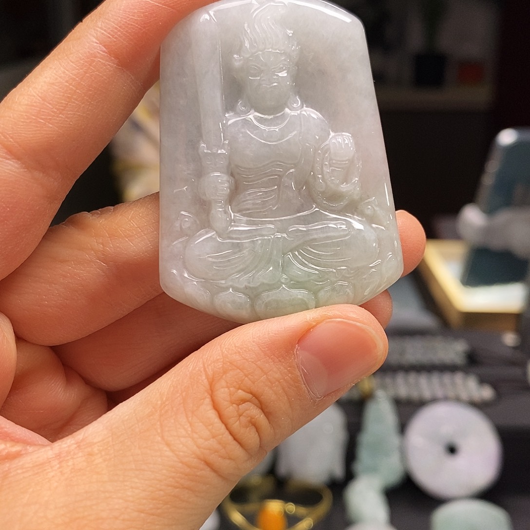 翡翠未镶嵌颈饰不动